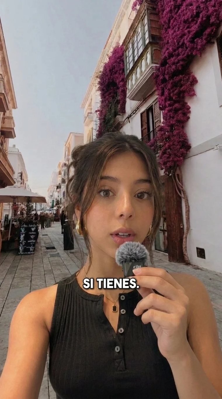 Fotograma de un reel con un avatar hablando a cámara en una calle de Ibiza